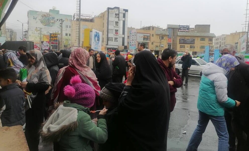 غرفه کتابخانه‌های عمومی شهرستان قدس در میدان آزادی این شهرستان برپا شد
