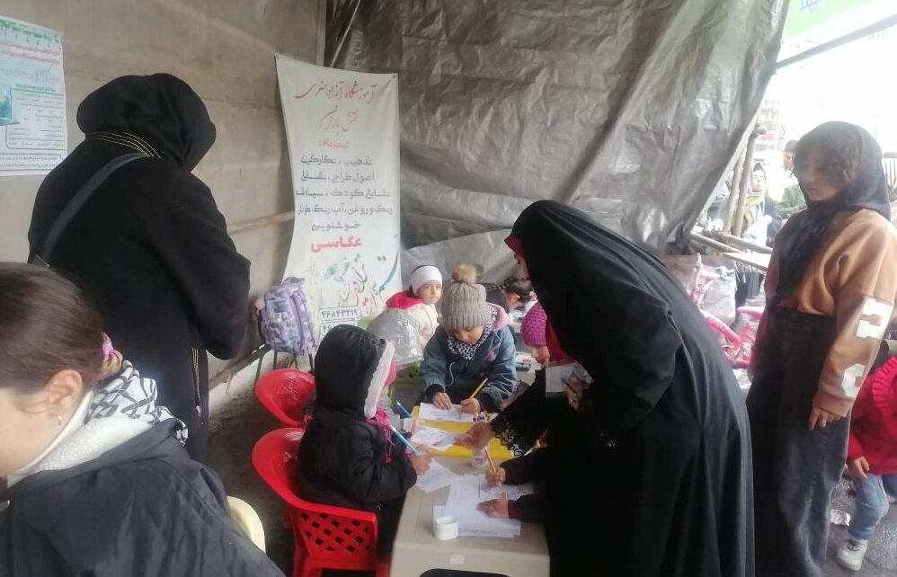 غرفه کتابخانههای عمومی شهرستان قدس در میدان آزادی این شهرستان برپا شد