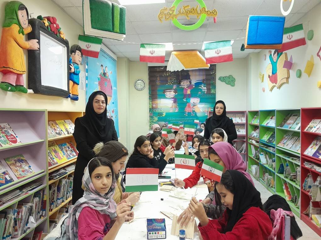 از روایت انقلاب تا ساخت کاردستی پرچم ایران در کتابخانههای خرمدره