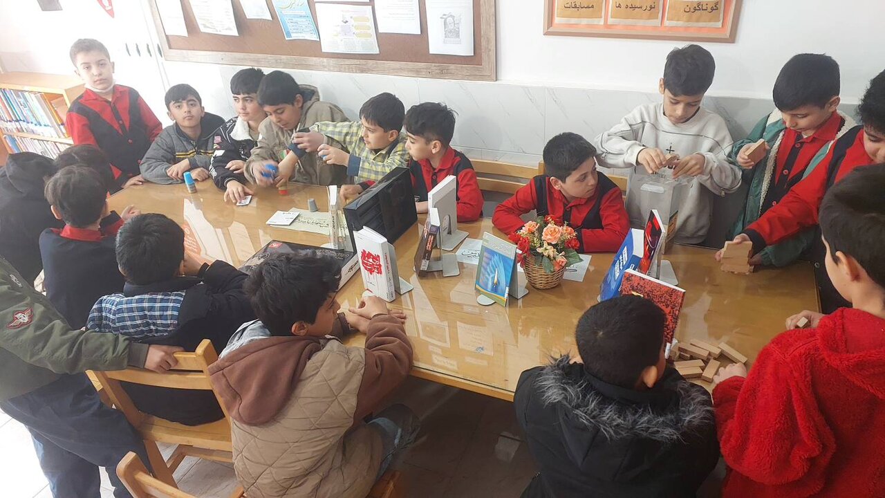 از روایت انقلاب تا ساخت کاردستی پرچم ایران در کتابخانه‌های خرمدره