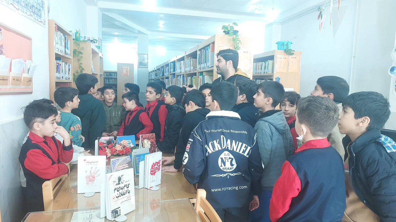 از روایت انقلاب تا ساخت کاردستی پرچم ایران در کتابخانه‌های خرمدره