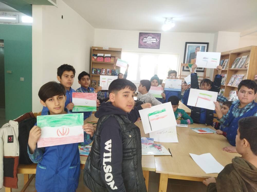 از روایت انقلاب تا ساخت کاردستی پرچم ایران در کتابخانههای خرمدره