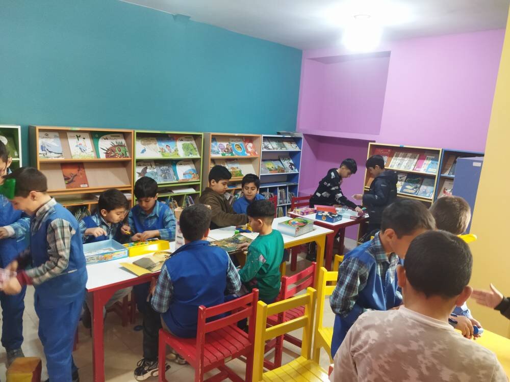 از روایت انقلاب تا ساخت کاردستی پرچم ایران در کتابخانه‌های خرمدره