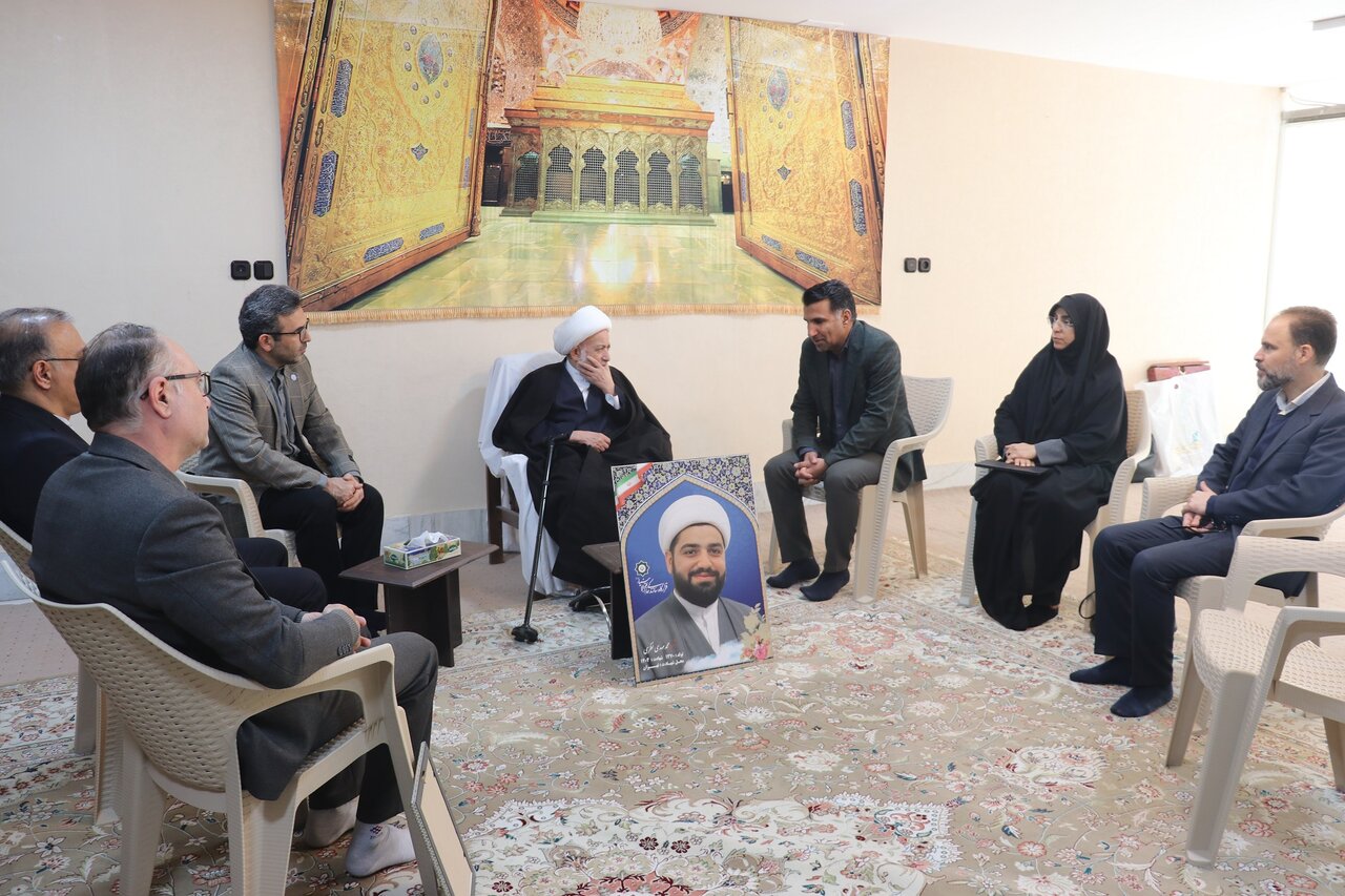 سرپرست ادارهکل کتابخانههای عمومی خراسان رضوی با خانواده شهیدان نظری، شهدای جنگ دوازده روزه دیدار کرد