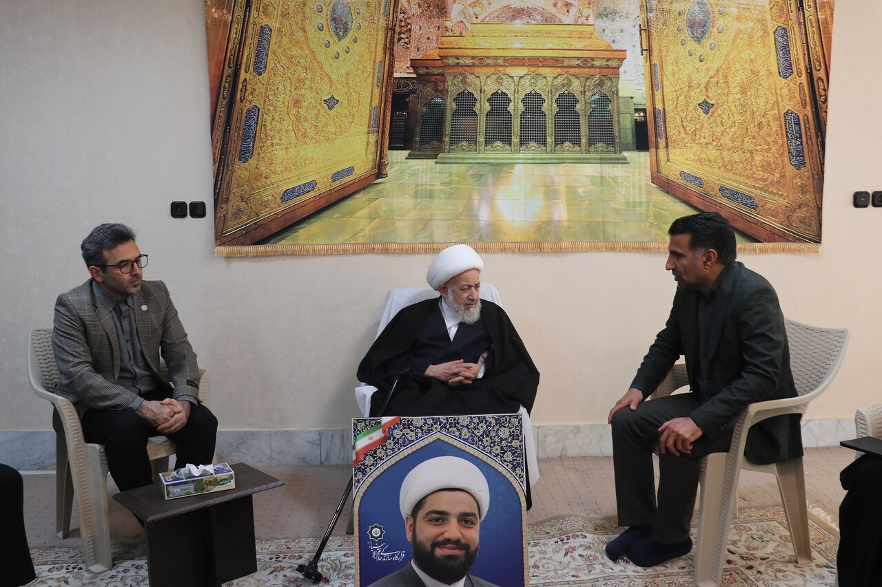 سرپرست اداره‌کل کتابخانه‌های عمومی خراسان‌ رضوی با خانواده شهیدان نظری، شهدای جنگ دوازده روزه دیدار کرد