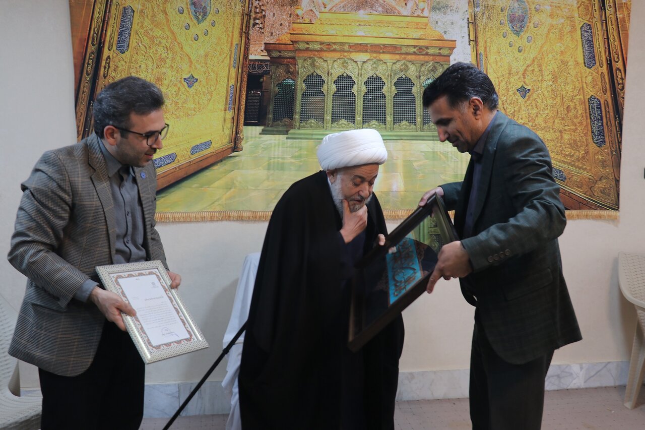 سرپرست اداره‌کل کتابخانه‌های عمومی خراسان‌ رضوی با خانواده شهیدان نظری، شهدای جنگ دوازده روزه دیدار کرد