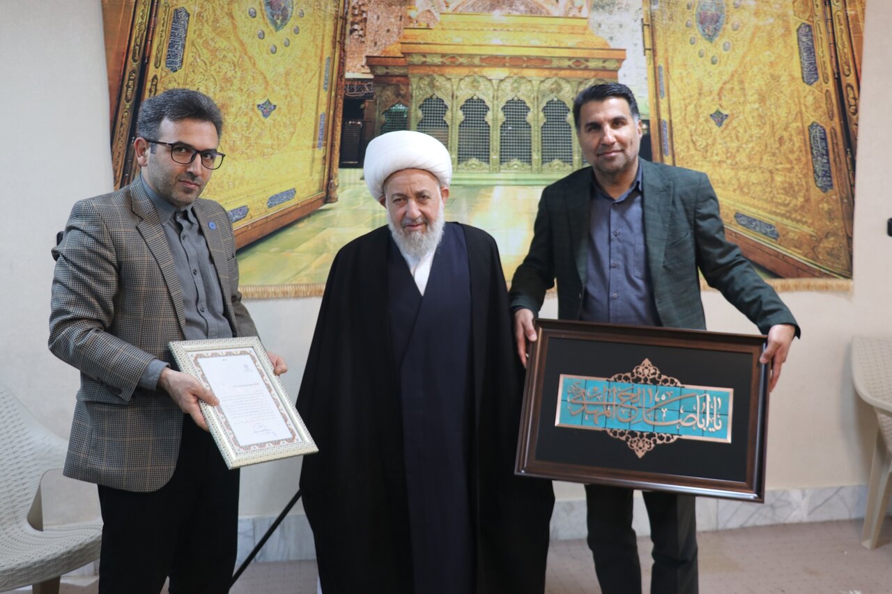 سرپرست اداره‌کل کتابخانه‌های عمومی خراسان‌ رضوی با خانواده شهیدان نظری، شهدای جنگ دوازده روزه دیدار کرد