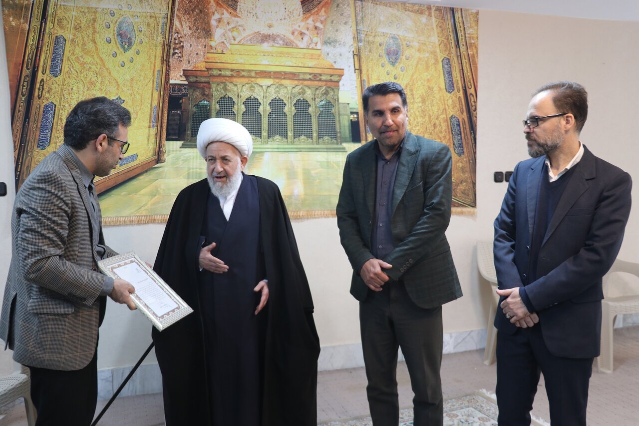 سرپرست ادارهکل کتابخانههای عمومی خراسان رضوی با خانواده شهیدان نظری، شهدای جنگ دوازده روزه دیدار کرد