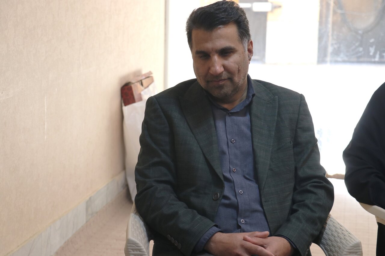 سرپرست ادارهکل کتابخانههای عمومی خراسان رضوی با خانواده شهیدان نظری، شهدای جنگ دوازده روزه دیدار کرد