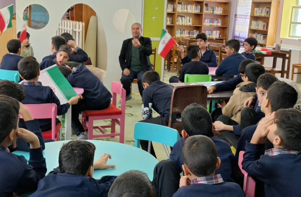 پویش «غنچه‌های انقلاب» در کتابخانه عمومی صادق آل‌محمد(ص) اقلید اجرا شد