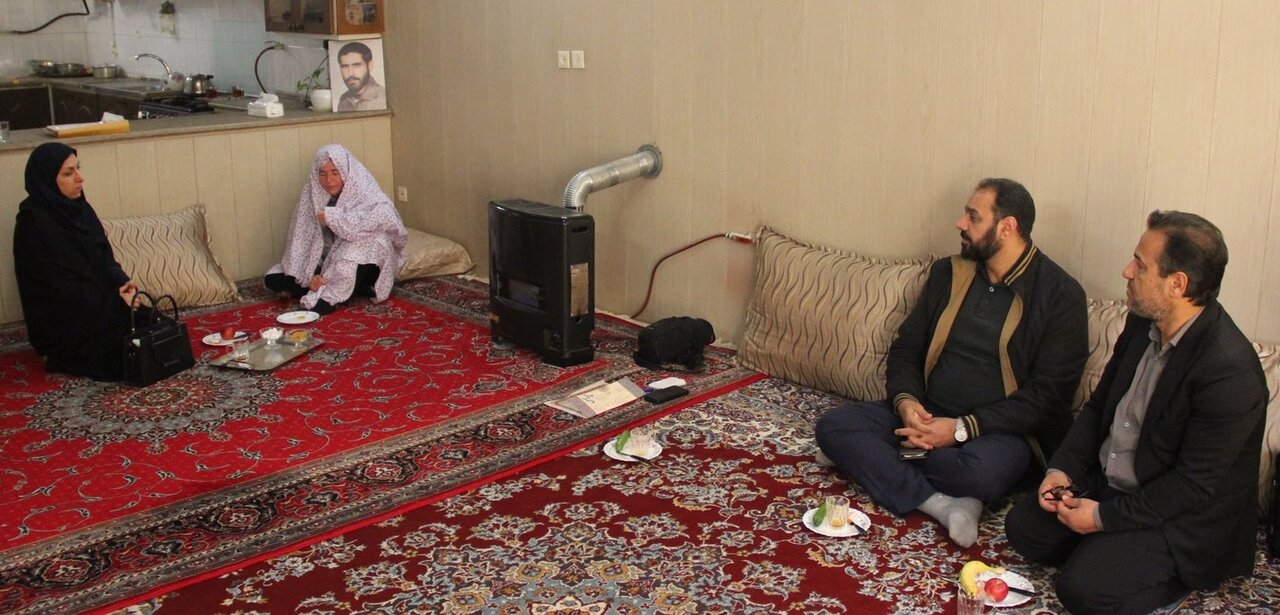 دیدار سرپرست اداره‌کل کتابخانه‌های عمومی استان اصفهان با خانواده شهید بافرانی