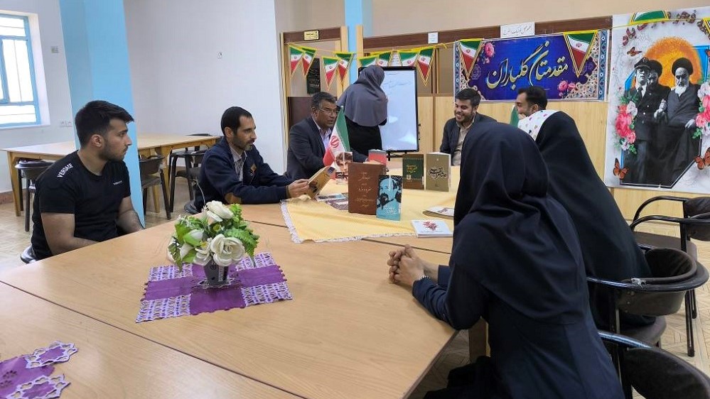 نشست تخصصی بررسی هنر و ادبیات انقلاب اسلامی در آبادان برگزار شد