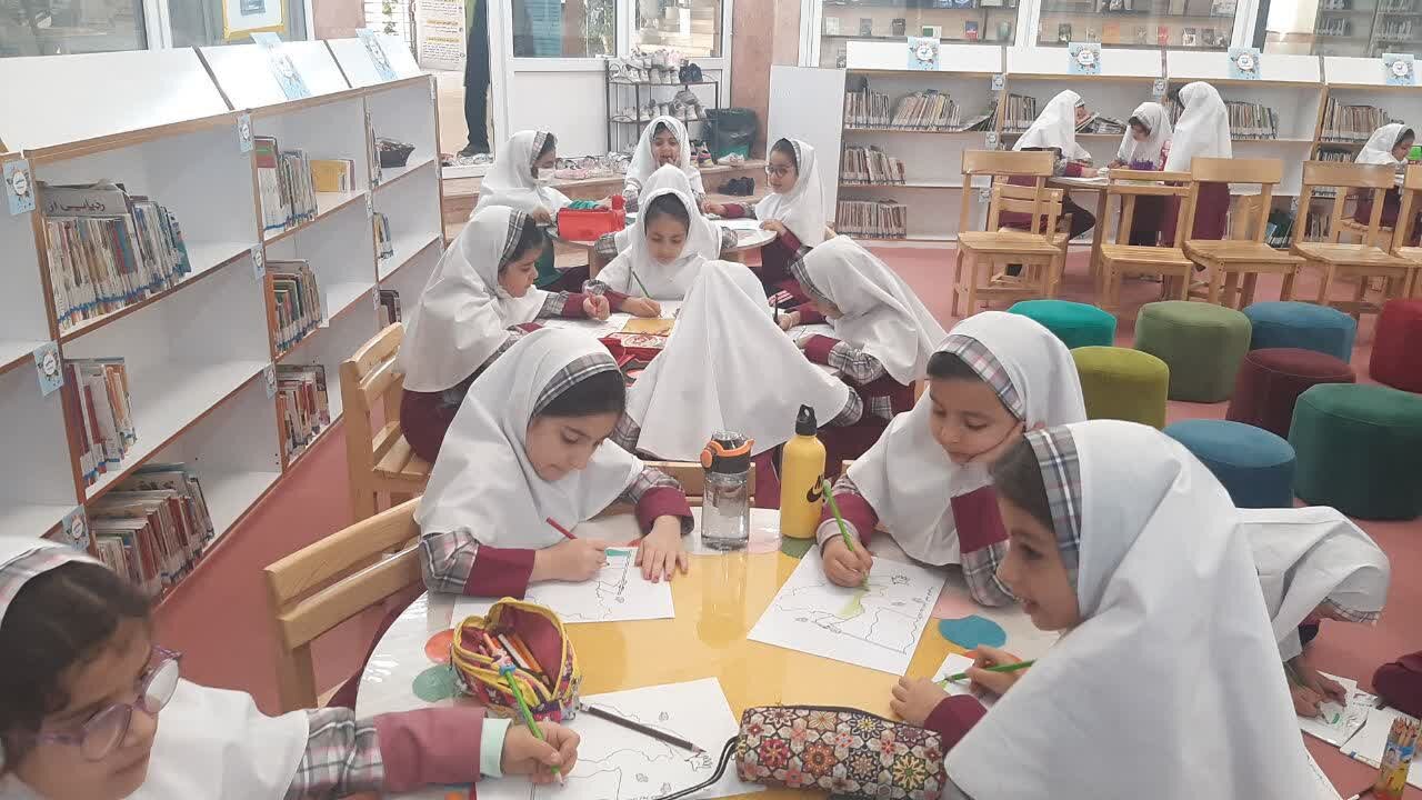 نشاط کودکانه در برنامههای دهه فجر کتابخانه امام علی(ع) استان یزد