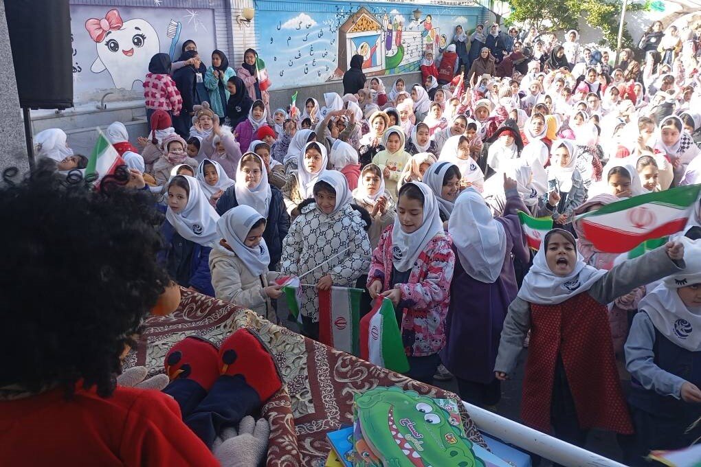 برنامه ویژه کتابخانه سیار «پیک دانایی ۸» شهرستان مشهد، در ایام دهه فجر و شعبانیه