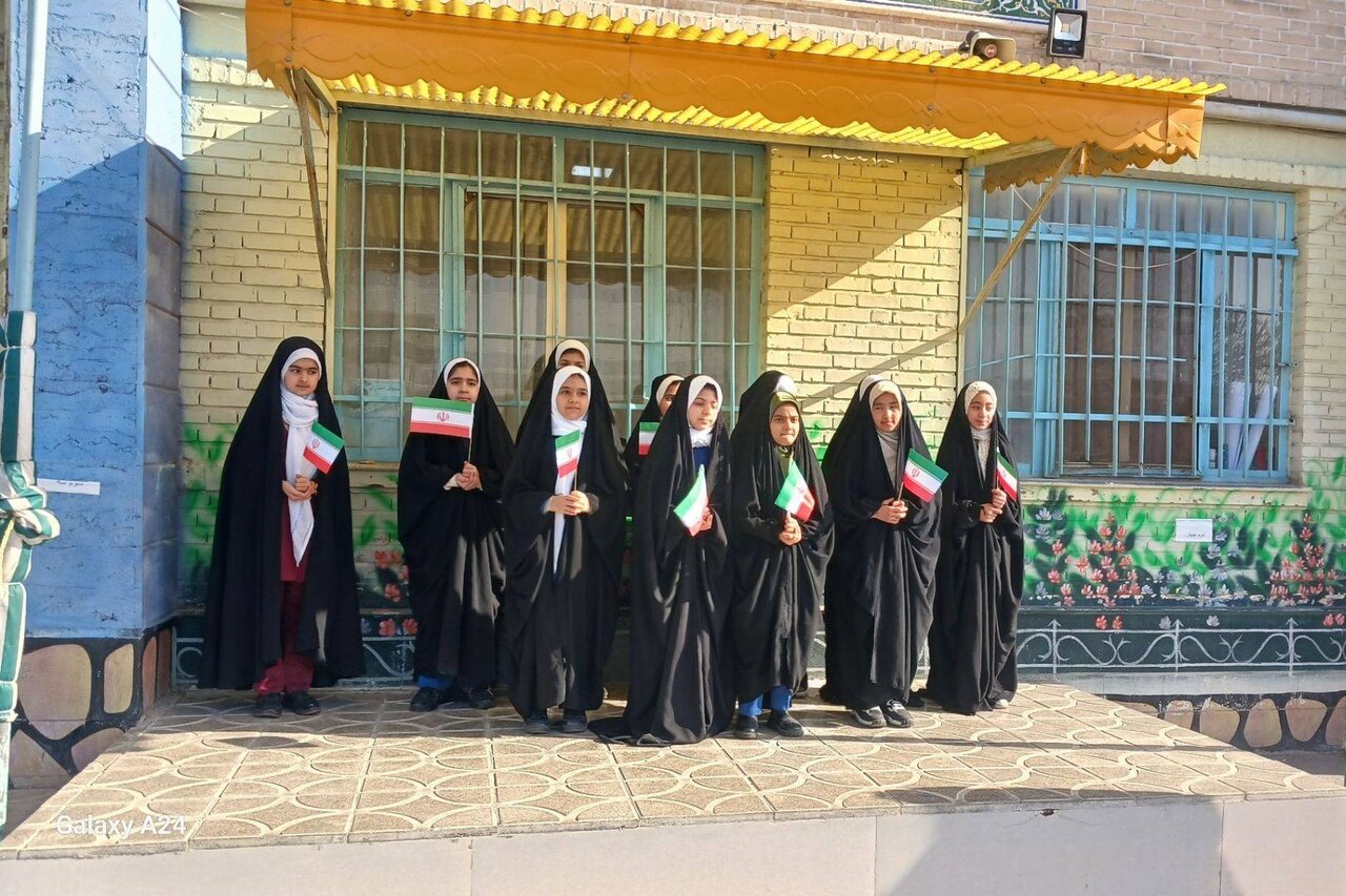 جشن ولادت حضرت ولیعصر (عج) و گرامیداشت دهه فجر در دبستان موسوی اصفهانی