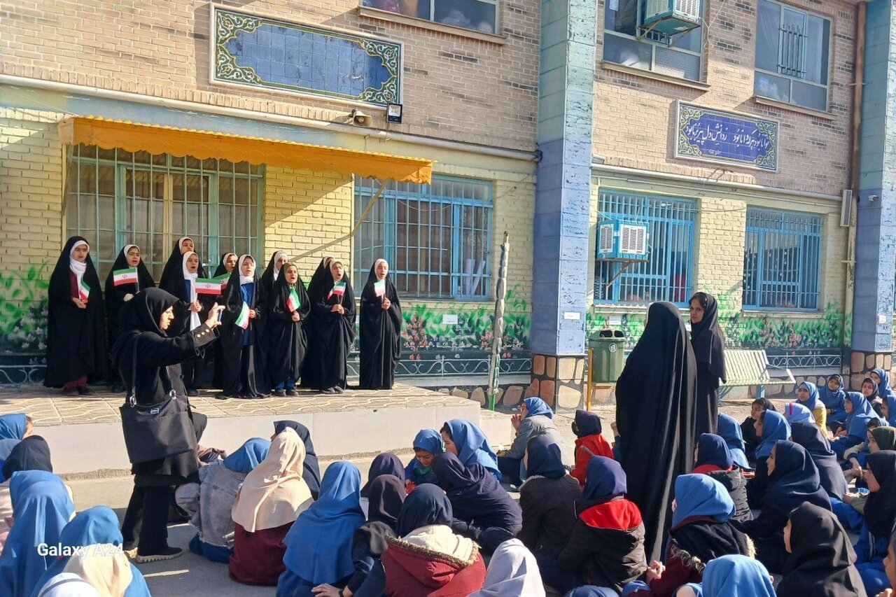 جشن ولادت حضرت ولی‌عصر (عج) و گرامی‌داشت دهه فجر در دبستان موسوی اصفهانی