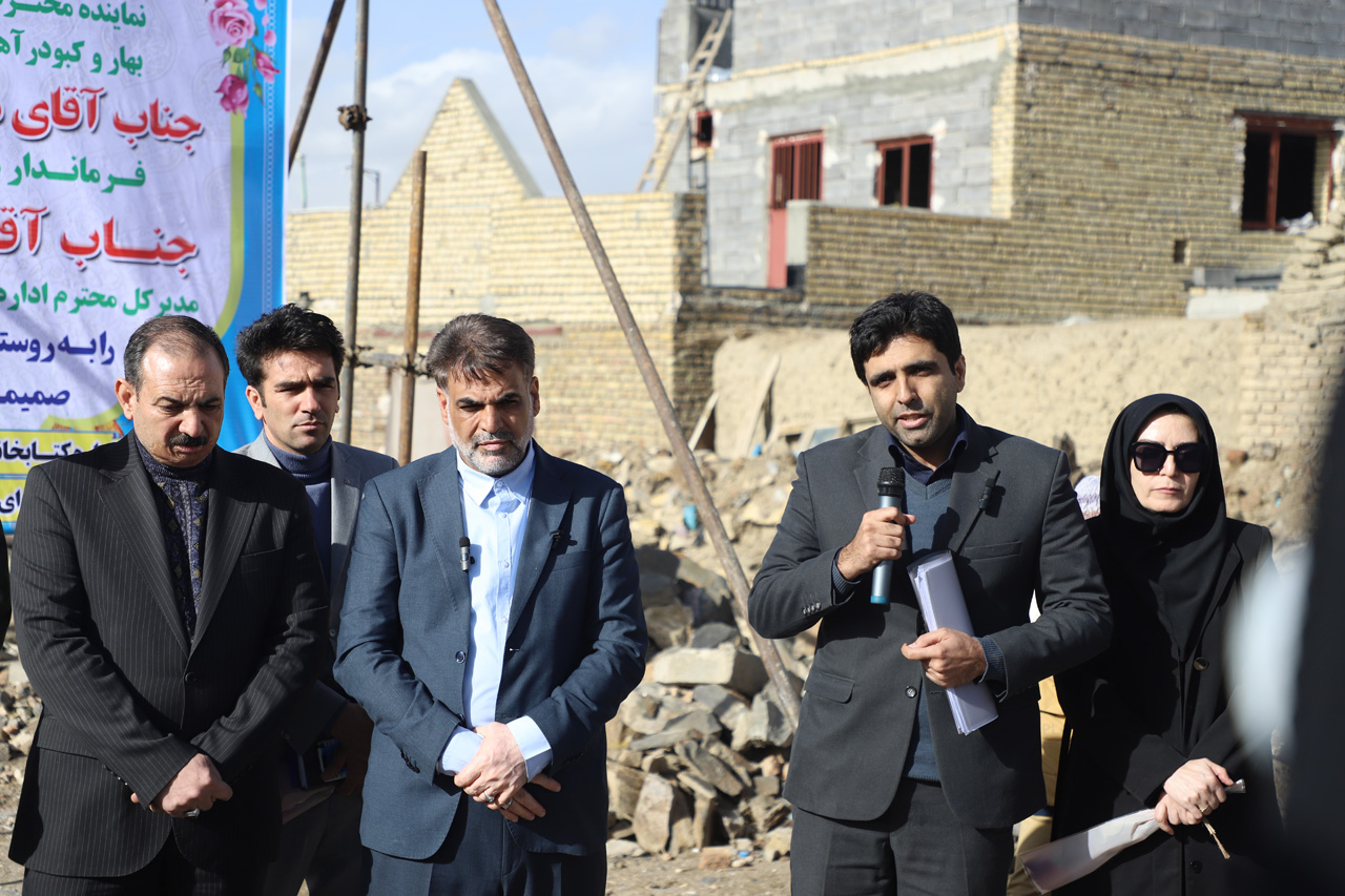 کلنگ احداث کتابخانه عمومی روستای حسینآباد عاشوری به زمین زده شد