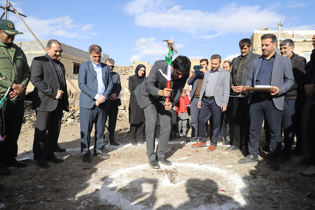 کلنگ احداث کتابخانه عمومی روستای حسینآباد عاشوری به زمین زده شد