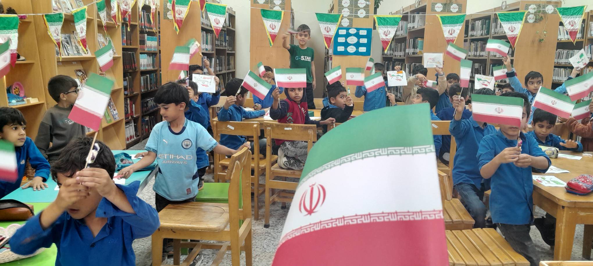 از قصه و نقاشی تا سرود انقلابی؛ گرامیداشت دهه فجر در کتابخانههای عمومی قشم