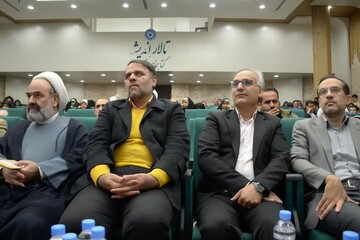 رونمایی از مجموعه ۶ جلدی کتاب "طلاش کن" در کتابخانه مرکزی یزد