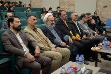 رونمایی از مجموعه ۶ جلدی کتاب "طلاش کن" در کتابخانه مرکزی یزد