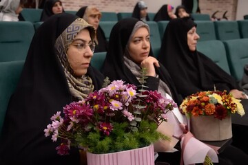 رونمایی از مجموعه ۶ جلدی کتاب "طلاش کن" در کتابخانه مرکزی یزد