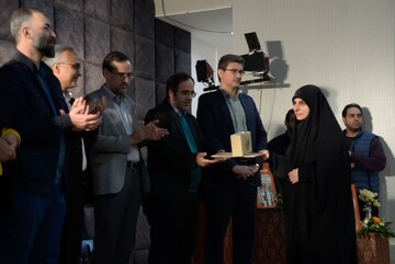 رونمایی از مجموعه ۶ جلدی کتاب "طلاش کن" در کتابخانه مرکزی یزد