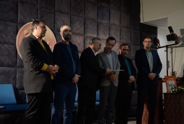 رونمایی از مجموعه ۶ جلدی کتاب "طلاش کن" در کتابخانه مرکزی یزد