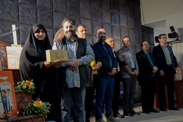 رونمایی از مجموعه ۶ جلدی کتاب "طلاش کن" در کتابخانه مرکزی یزد