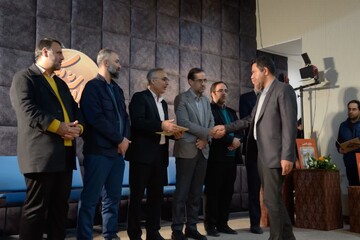 رونمایی از مجموعه ۶ جلدی کتاب "طلاش کن" در کتابخانه مرکزی یزد