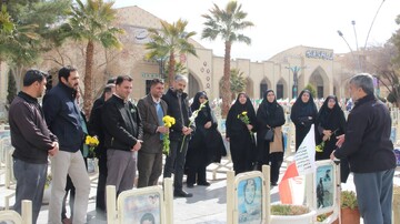 حضورکارکنان اداره کل کتابخانه های عمومی اصفهان در گلستان شهدای اصفهان