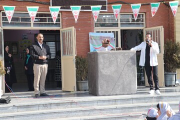 با هدف ترویج فرهنگ کتابخوانی  در مدراس منطقه دوازده مشهد