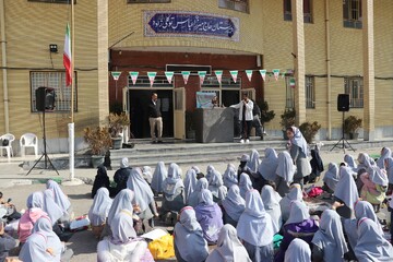 با هدف ترویج فرهنگ کتابخوانی  در مدراس منطقه دوازده مشهد