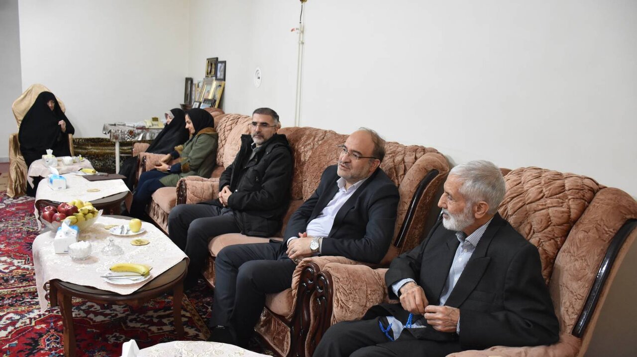 دیدار مدیرکل کتابخانههای عمومی آذربایجان شرقی با خانواده های شهدای دفاع مقدس و جنگ ۱۲ روزه