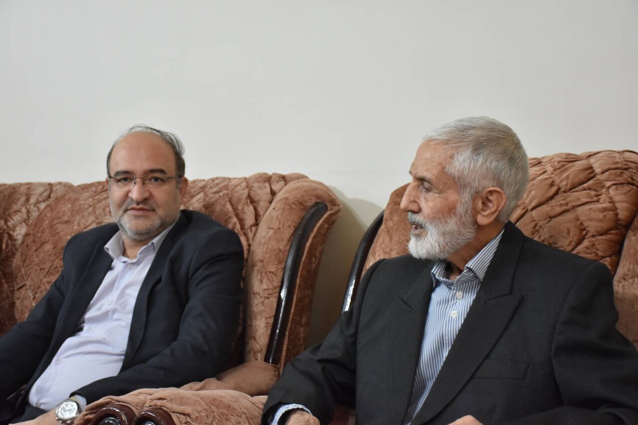 دیدار مدیرکل کتابخانه‌های عمومی آذربایجان شرقی با خانواده های شهدای دفاع مقدس و جنگ ۱۲ روزه