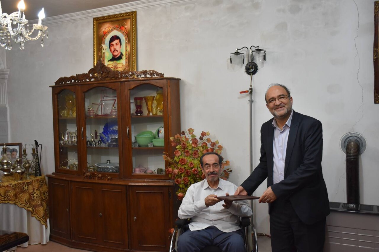 دیدار مدیرکل کتابخانههای عمومی آذربایجان شرقی با خانواده های شهدای دفاع مقدس و جنگ ۱۲ روزه