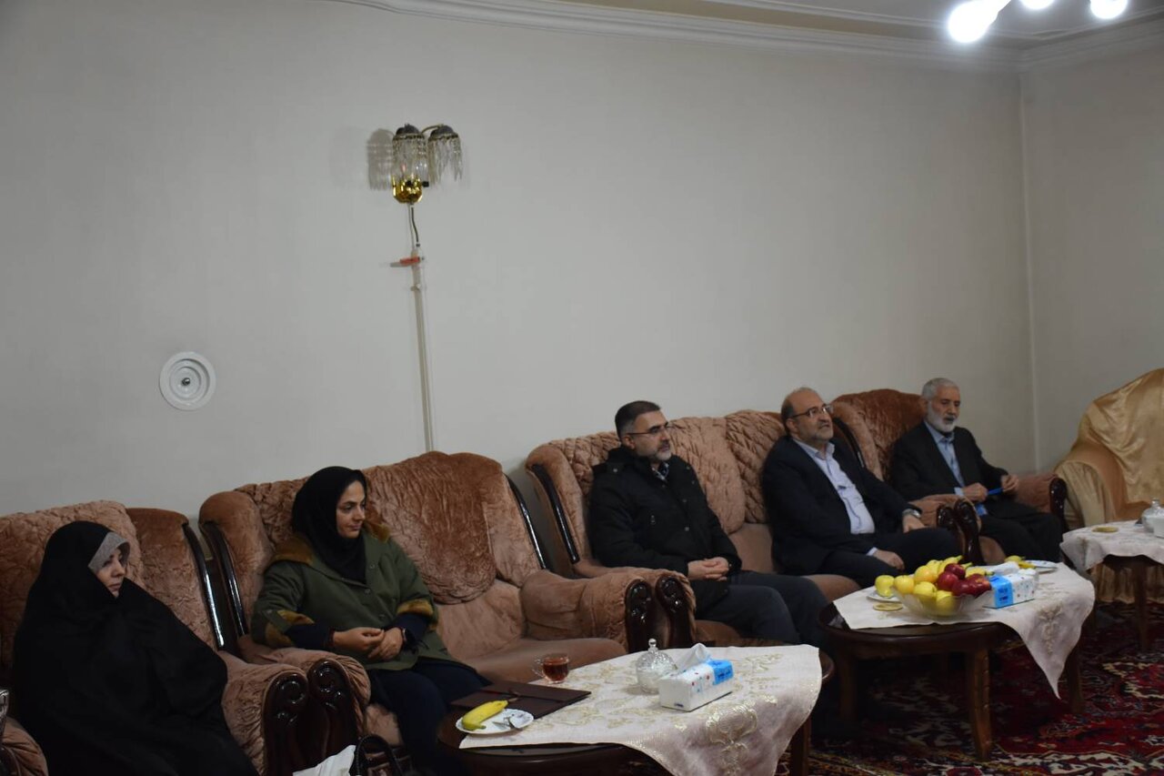دیدار مدیرکل کتابخانههای عمومی آذربایجان شرقی با خانواده های شهدای دفاع مقدس و جنگ ۱۲ روزه