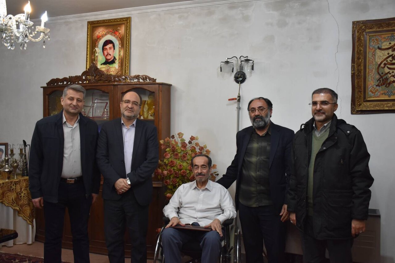 دیدار مدیرکل کتابخانه‌های عمومی آذربایجان شرقی با خانواده های شهدای دفاع مقدس و جنگ ۱۲ روزه