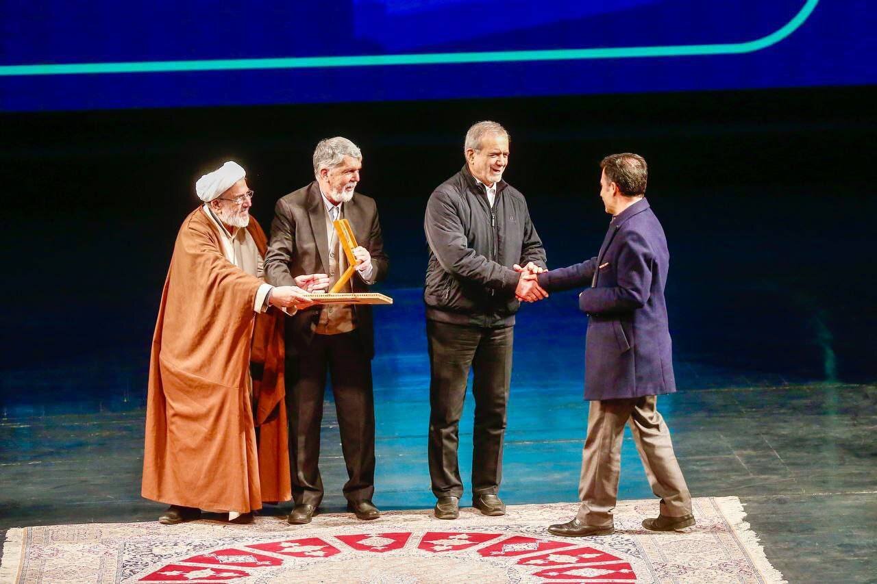 دبیر محافل ادبی کتابخانههای عمومی استان البرز، برگزیده جایزه کتاب سال شد