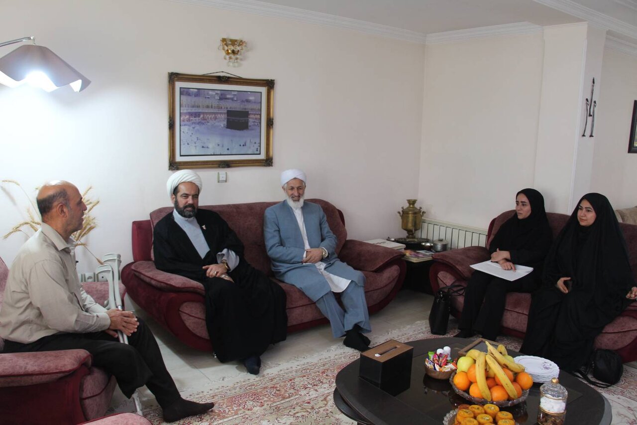 تجلیل مدیرکل کتابخانههای عمومی گلستان از دو جانباز دفاع مقدس