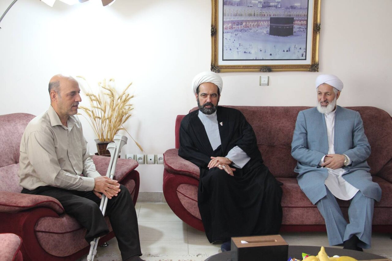 تجلیل مدیرکل کتابخانههای عمومی گلستان از دو جانباز دفاع مقدس