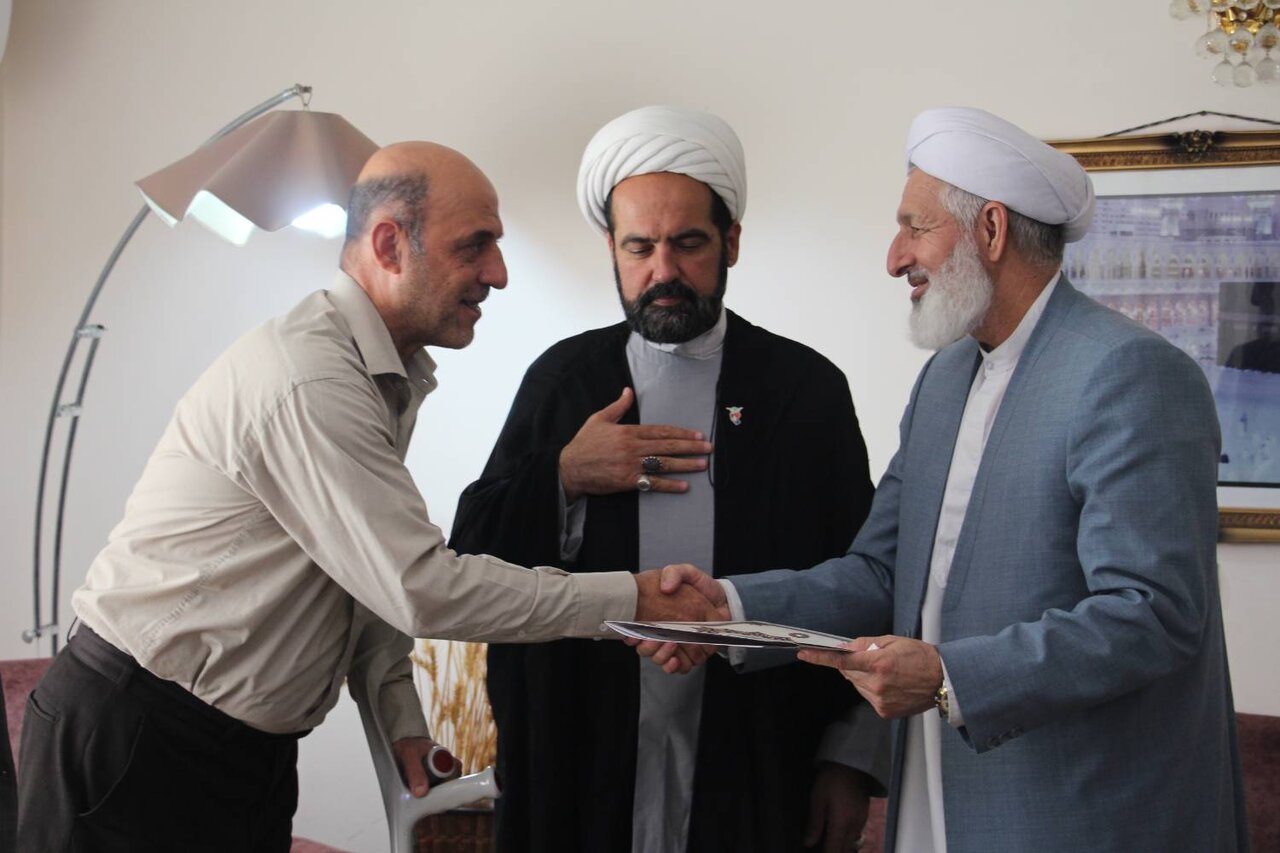 تجلیل مدیرکل کتابخانههای عمومی گلستان از دو جانباز دفاع مقدس