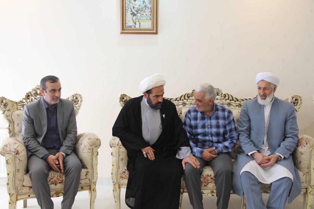 تجلیل مدیرکل کتابخانههای عمومی گلستان از دو جانباز دفاع مقدس