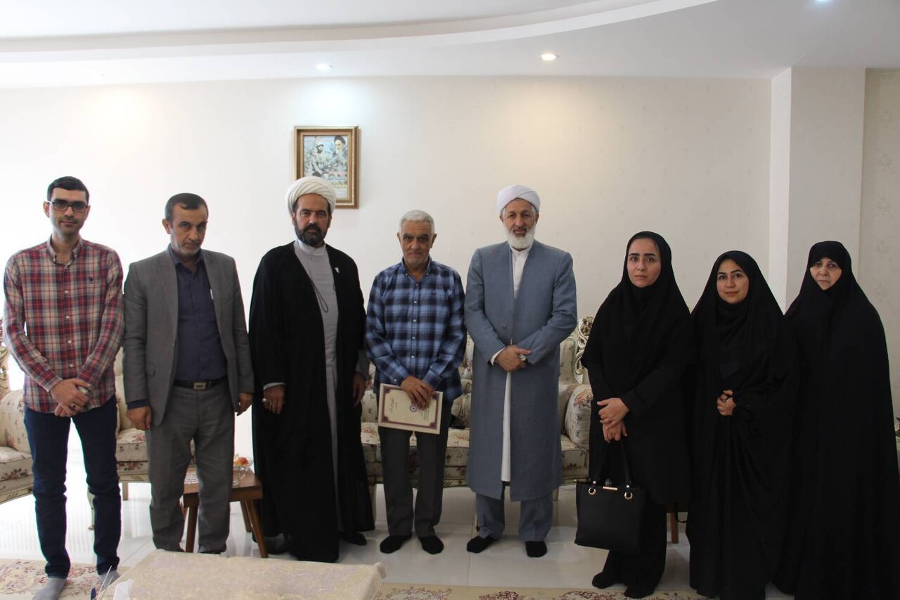 تجلیل مدیرکل کتابخانههای عمومی گلستان از دو جانباز دفاع مقدس