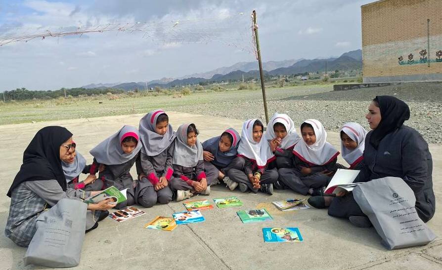 طرح «روستا به روستا با کتاب» مهمان دانش‌آموزان روستای دهاران کهنوج شد