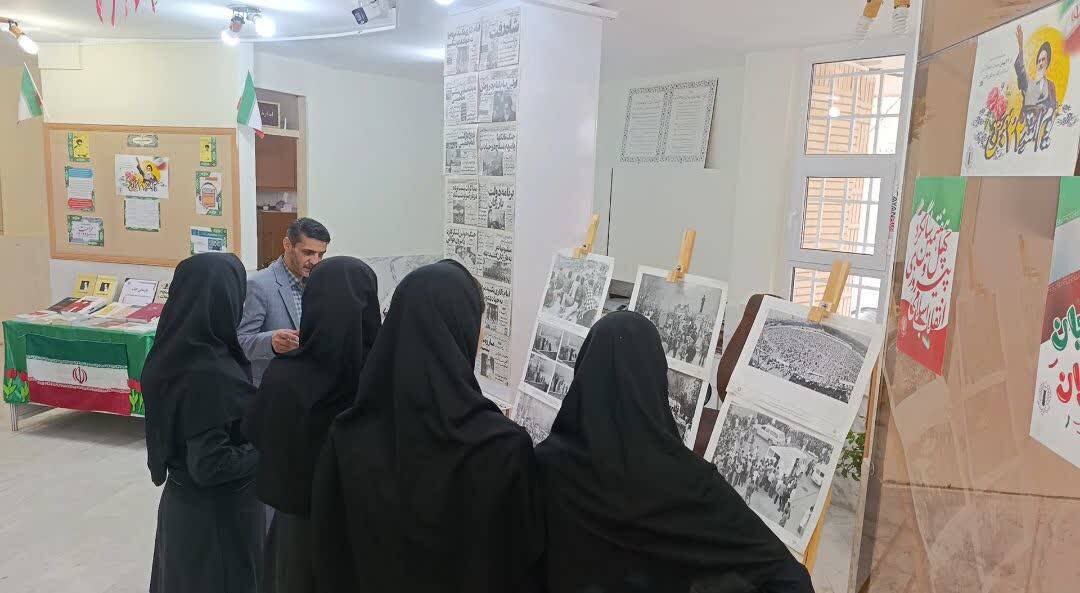 برگزاری نمایشگاه عکس و پوستر دهه فجر در کتابخانه عمومی ولیعصر (عج) سلطانیه