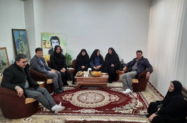 تکریم خانواده معظم شهدا &nbsp;توسط کارکنان کتابخانه‌های عمومی چهارمحال و بختیاری