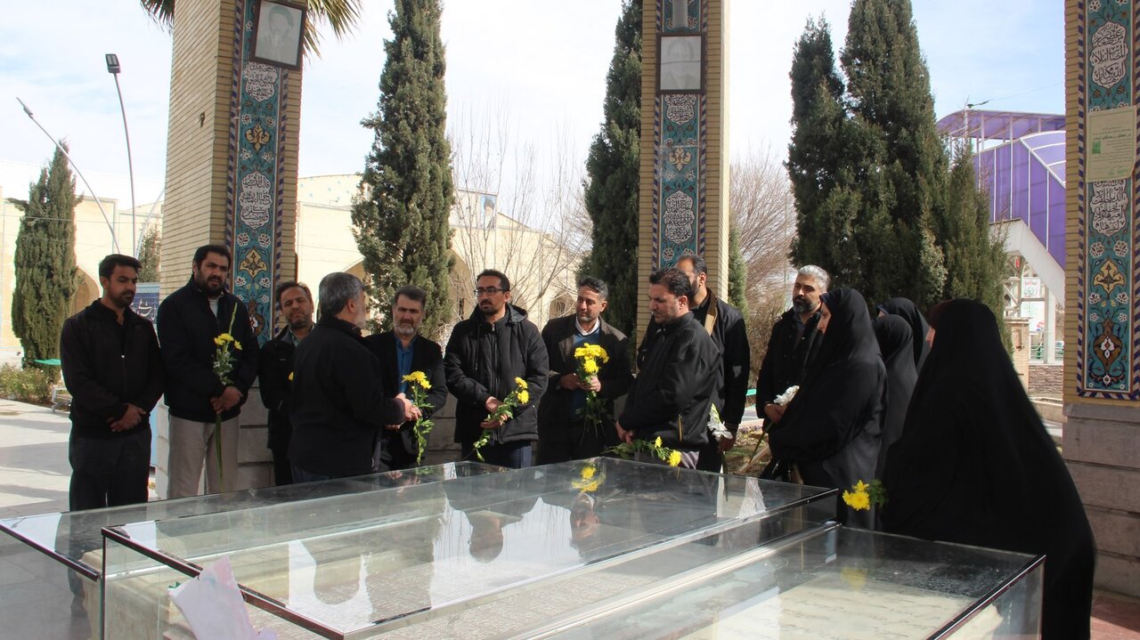 تجدید عهد با شهدا در بهار انقلاب