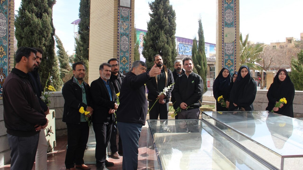 تجدید عهد با شهدا در بهار انقلاب