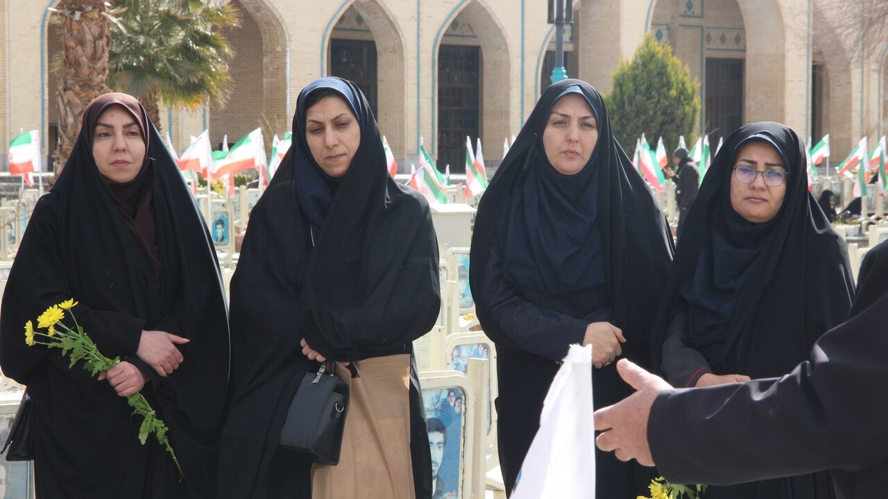 تجدید عهد با شهدا در بهار انقلاب